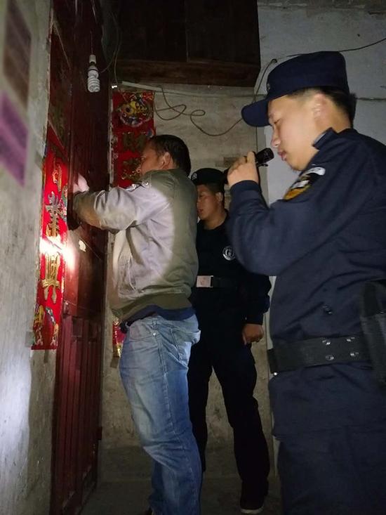 鲁础营乡粗心妈妈误将幼女锁家中 民警全城寻开锁师傅开门