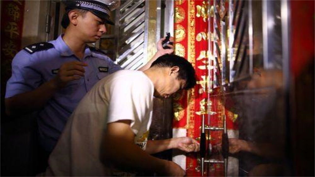 鲁础营乡请开锁师傅开了锁后，师傅为什么一般都不进门，就算主人请也不进去？