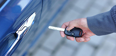 鲁础营乡汽车钥匙锁在车里了怎么办？如何开汽车锁